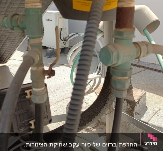 צינורות ומחברים מתכתיים במערכת אינסטלציה